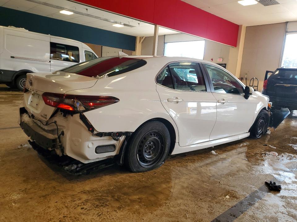 76743715 :رقم المزاد ، 4T1C31AK4NU575420 vin ، 2022 Toyota Camry Hybrid مزاد بيع