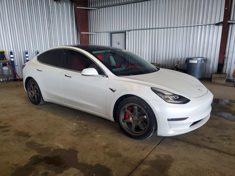 78679715 :رقم المزاد ، 5YJ3E1EB9JF084305 vin ، 2018 Tesla Model 3 مزاد بيع