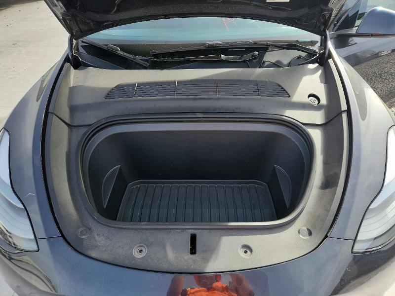 2024 Tesla Model Y მანქანა იყიდება აუქციონზე, vin: 7SAYGDEDXRF037897, აუქციონის ნომერი: 77627875