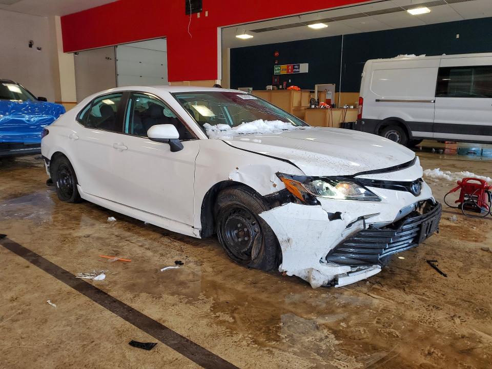 76743715 :رقم المزاد ، 4T1C31AK4NU575420 vin ، 2022 Toyota Camry Hybrid مزاد بيع
