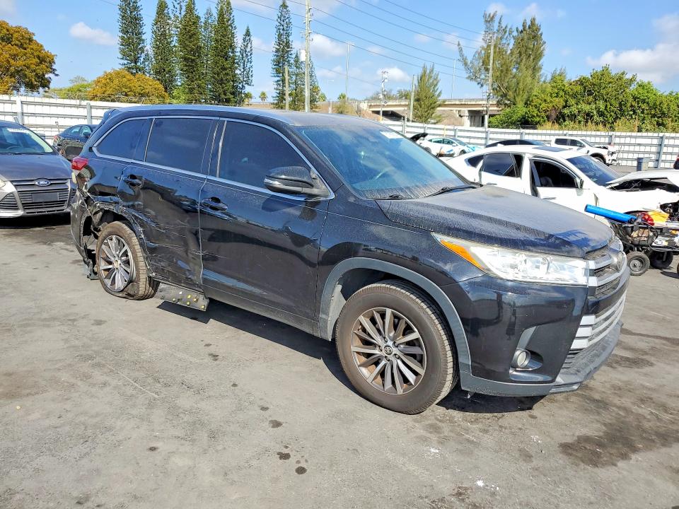78790355 :رقم المزاد ، 5TDKZRFH1HS523942 vin ، 2017 Toyota Highlander مزاد بيع