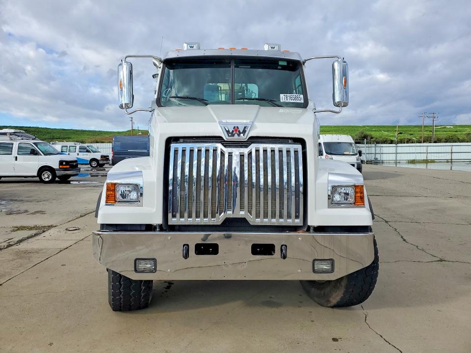 78165865 :رقم المزاد ، 5KKHAVDV1NPNK5813 vin ، 2022 Western Star Conventional مزاد بيع