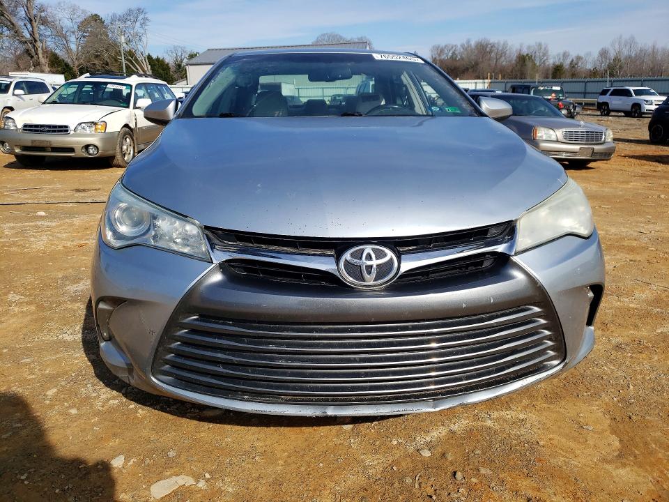 76552465 :رقم المزاد ، 4T1BF1FKXFU898853 vin ، 2015 Toyota Camry مزاد بيع