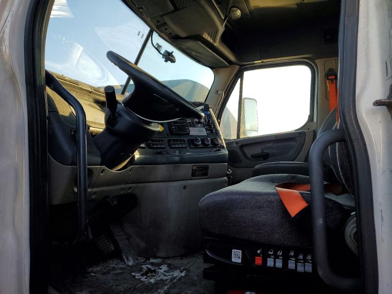 77493815 :رقم المزاد ، 1FUBGEDV8GLHC5773 vin ، 2016 Freightliner Cascadia 125 مزاد بيع