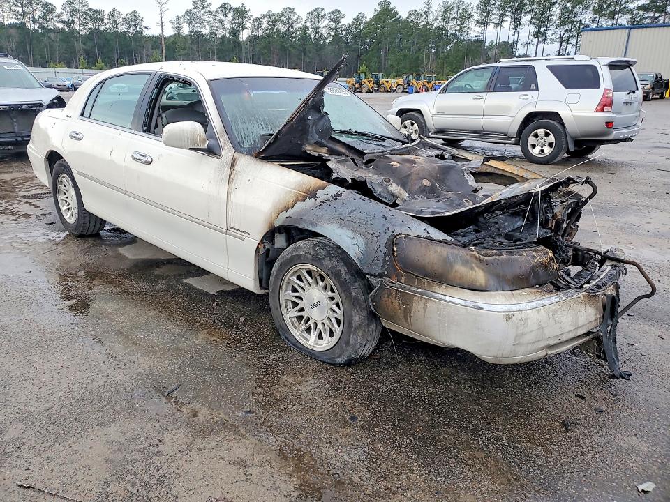 61321616 :رقم المزاد ، 1LNHM82W7XY614042 vin ، 1999 Lincoln Town Car مزاد بيع