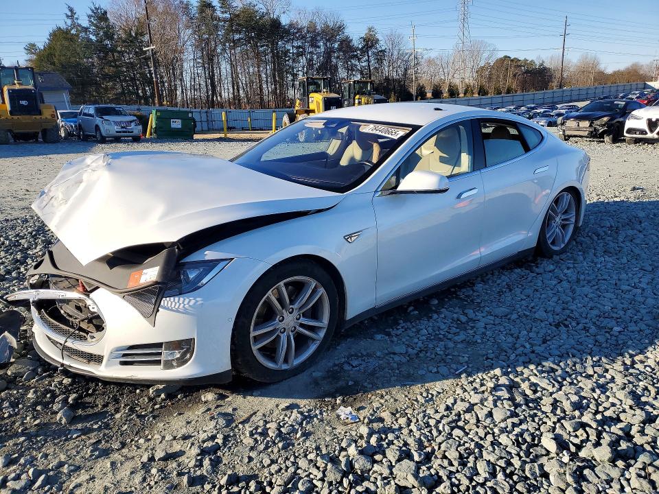78440665 :رقم المزاد ، 5YJSA4H21FFP77395 vin ، 2015 Tesla Model S مزاد بيع