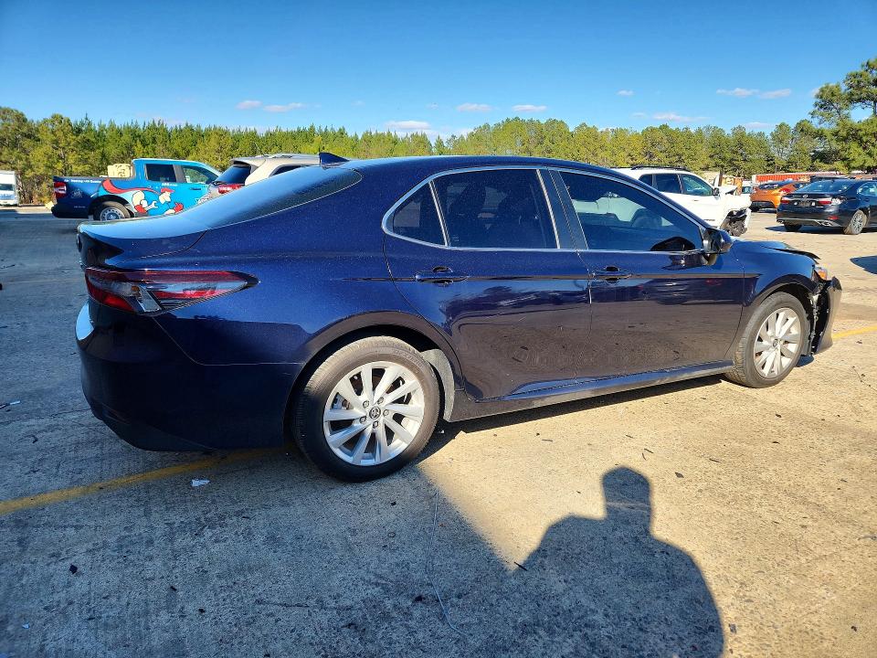 77739465 :رقم المزاد ، 4T1C11AK1NU061000 vin ، 2022 Toyota Camry مزاد بيع