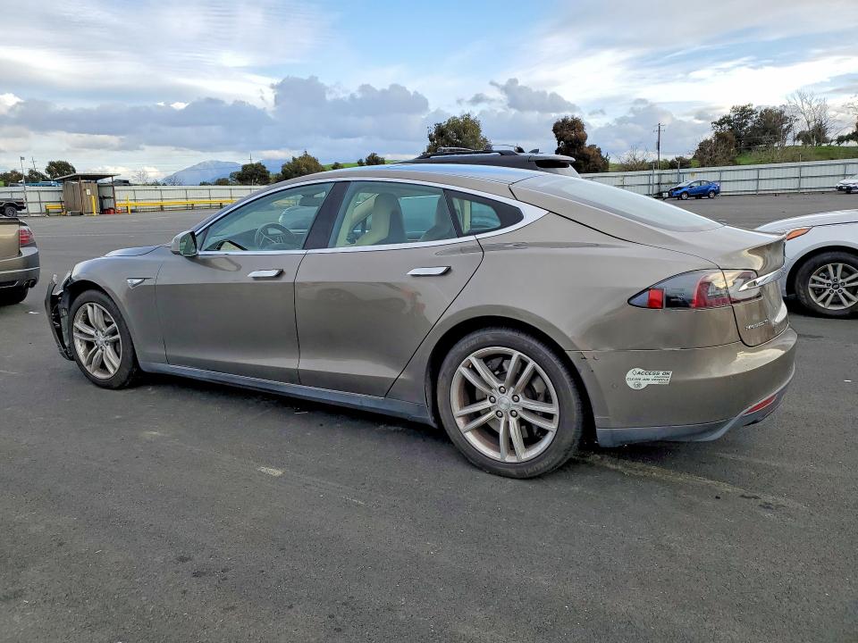 77673085 :رقم المزاد ، 5YJSA1S11FF100457 vin ، 2015 Tesla Model S مزاد بيع