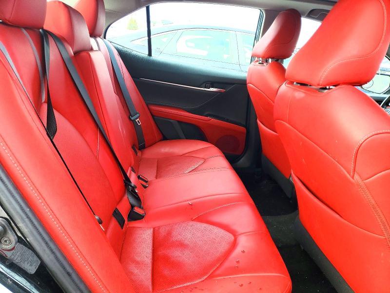 78484075 :رقم المزاد ، 4T1B61HK2JU117829 vin ، 2018 Toyota Camry مزاد بيع