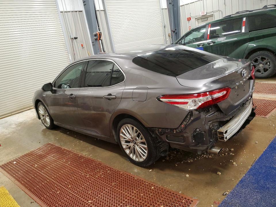 75677995 :رقم المزاد ، 4T1B21HK6JU007622 vin ، 2018 Toyota Camry Hybr مزاد بيع