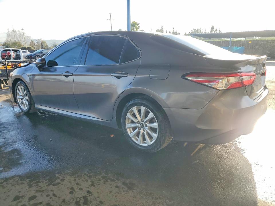 73635325 :رقم المزاد ، 4T1B11HK3JU037034 vin ، 2018 Toyota Camry مزاد بيع