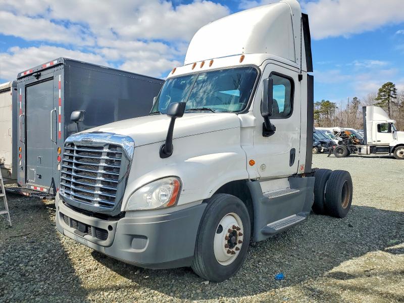 Продажа на аукционе авто 2015 Freightliner Cascadia, vin: 1FUBGEDV8FLGH4743, номер лота: 77423205