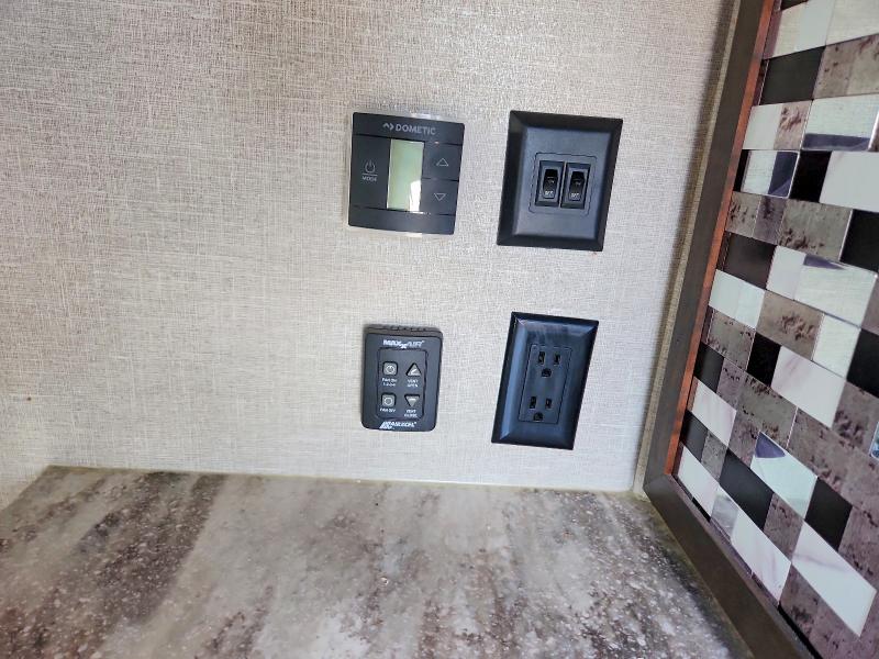 77422965 :رقم المزاد ، 4YDF39224H4703493 vin ، 2017 Keystone Montana Fifth Wheel مزاد بيع