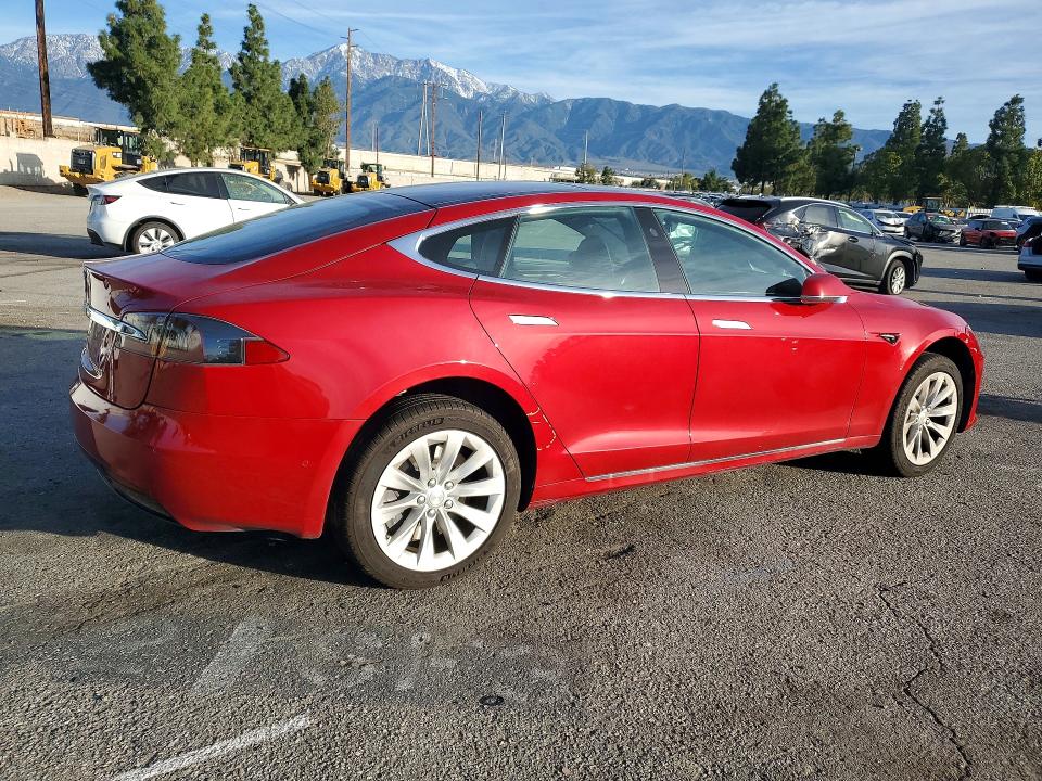 78358555 :رقم المزاد ، 5YJSA1E28JF262664 vin ، 2018 Tesla Model S مزاد بيع