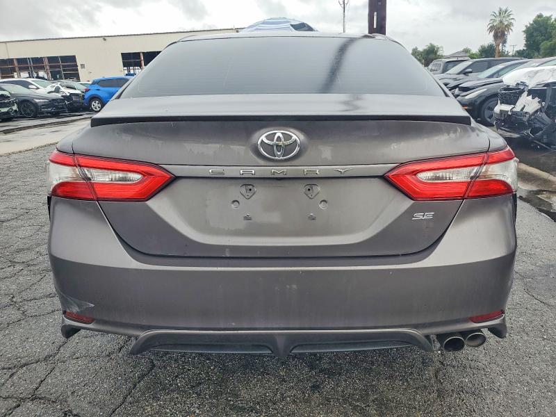 98452895 :رقم المزاد ، 4T1B11HK6JU132185 vin ، 2018 Toyota Camry مزاد بيع