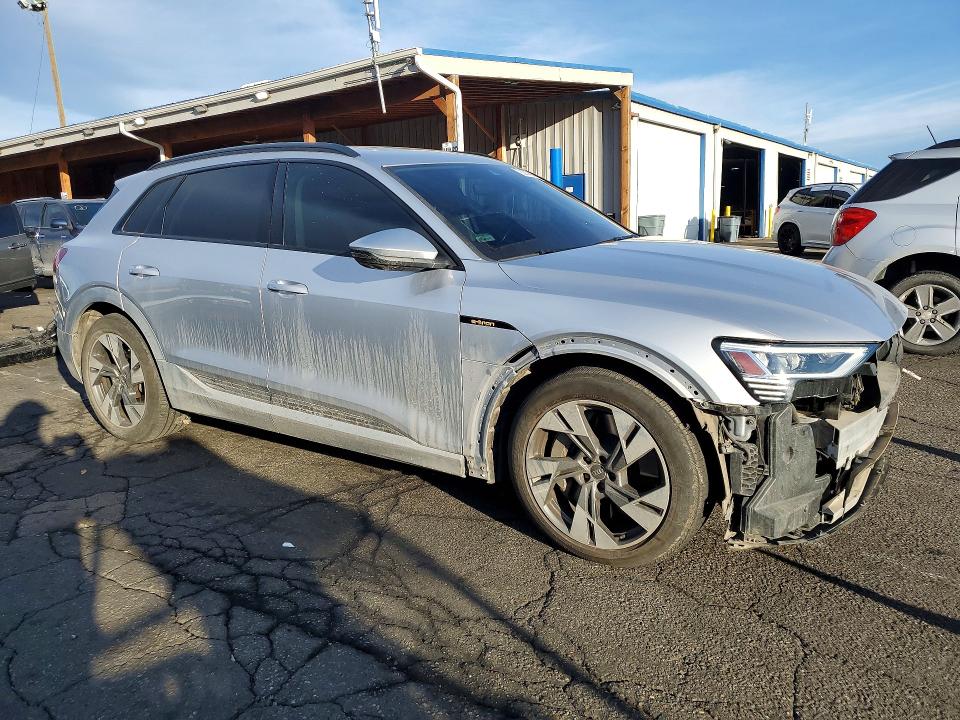 2022 Audi E-tron მანქანა იყიდება აუქციონზე, vin: WA1AAAGE4NB007547, აუქციონის ნომერი: 78201465