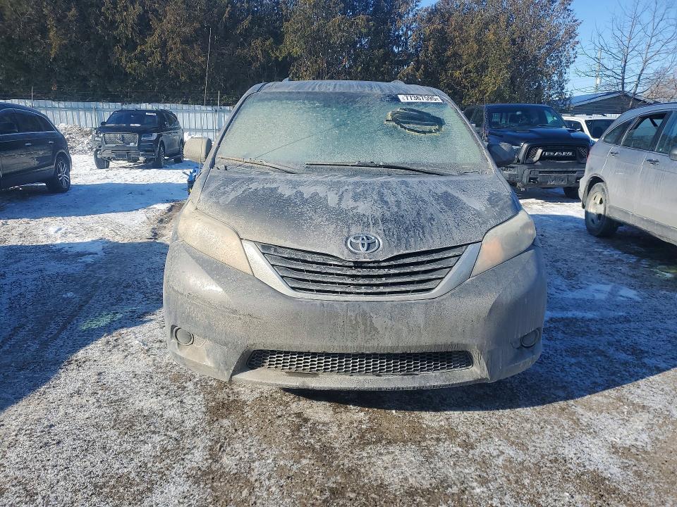 77367595 :رقم المزاد ، 5TDKK3DC9DS389457 vin ، 2013 Toyota Sienna مزاد بيع