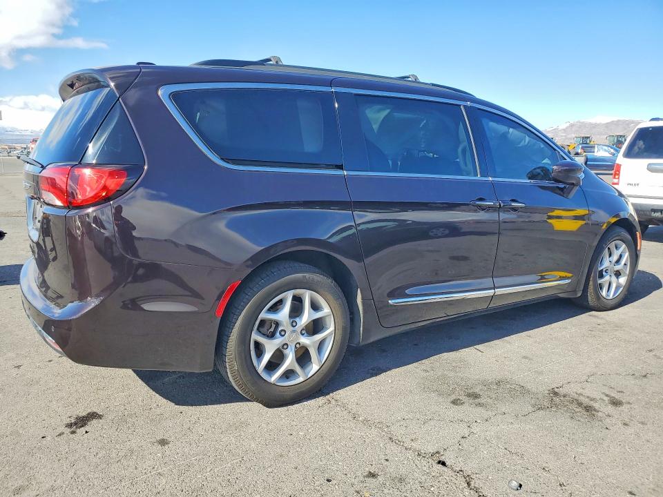 77788665 :رقم المزاد ، 2C4RC1BG8HR610552 vin ، 2017 Chrysler Pacifica مزاد بيع