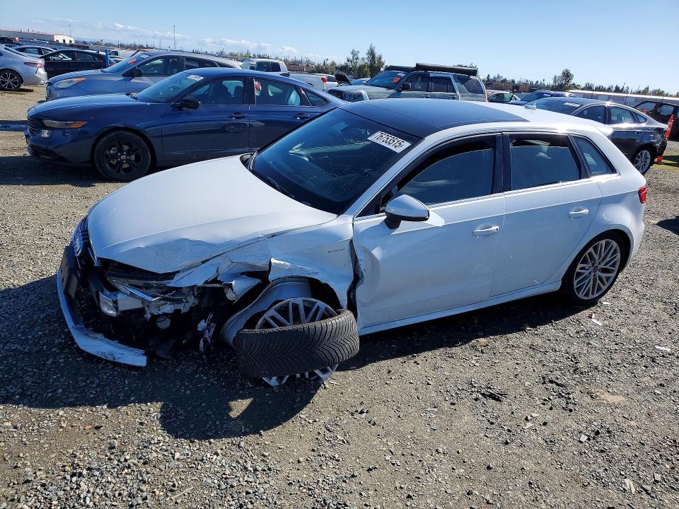 Продаж на аукціоні авто 2018 Audi A3, vin: WAUTPBFF2JA093239, номер лоту: 76753515