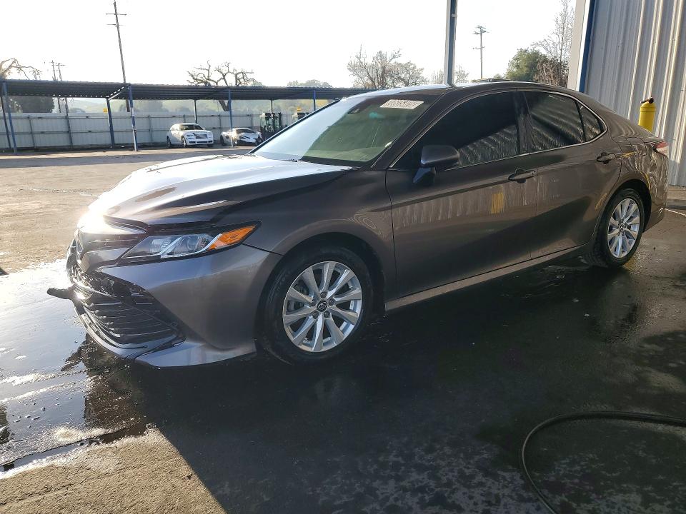 73635325 :رقم المزاد ، 4T1B11HK3JU037034 vin ، 2018 Toyota Camry مزاد بيع