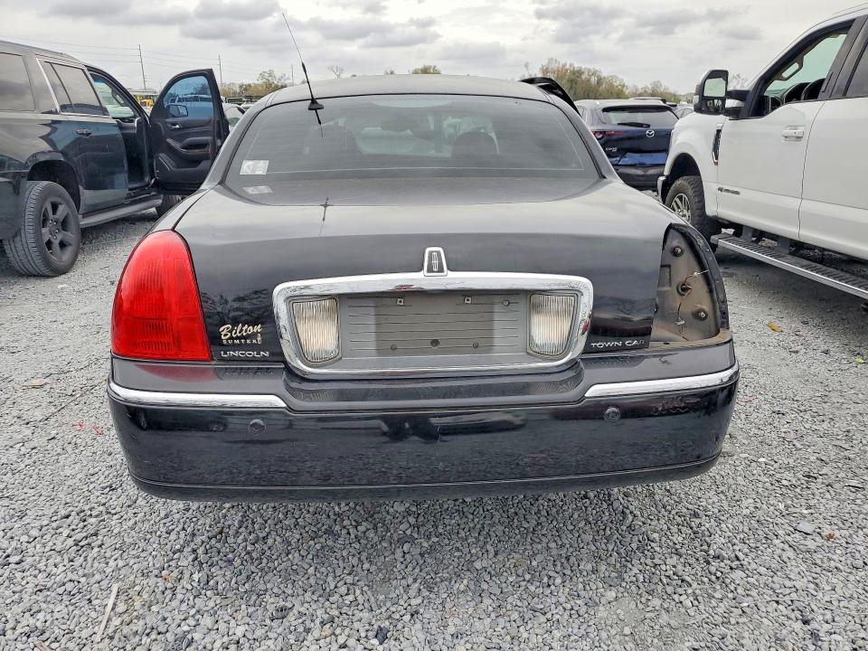 2003 Lincoln Town Car მანქანა იყიდება აუქციონზე, vin: 1LNHM83W13Y630827, აუქციონის ნომერი: 78449875