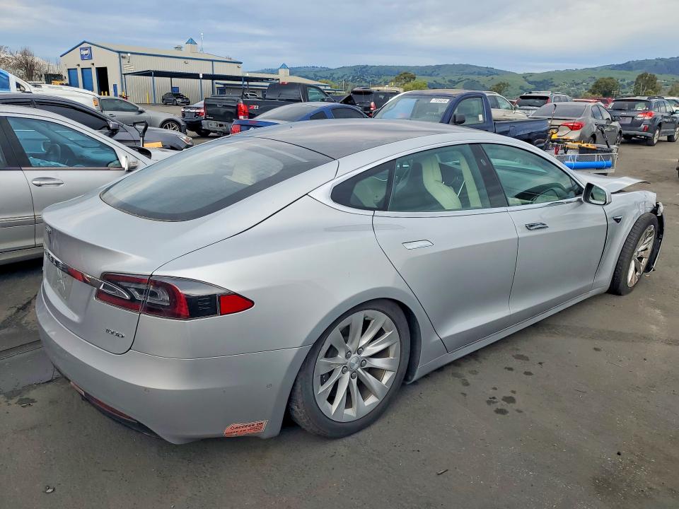 78852935 :رقم المزاد ، 5YJSA1E24JF246333 vin ، 2018 Tesla Model S مزاد بيع