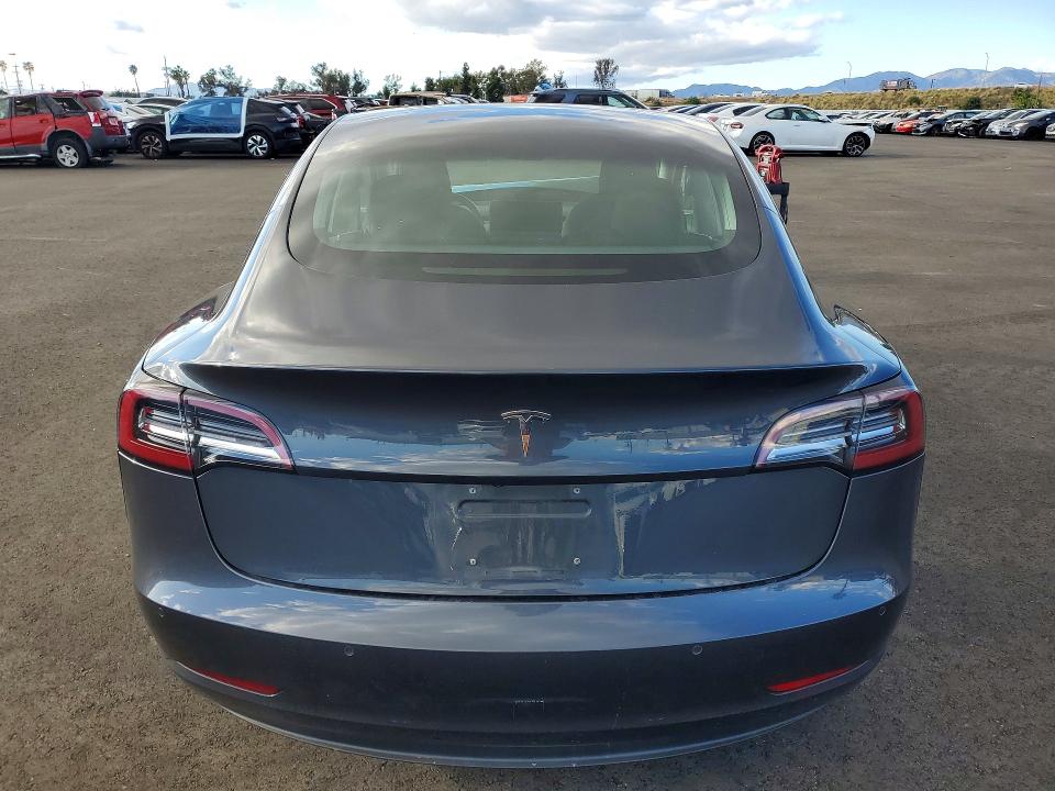 78172845 :رقم المزاد ، 5YJ3E1EA8JF077689 vin ، 2018 Tesla Model 3 مزاد بيع