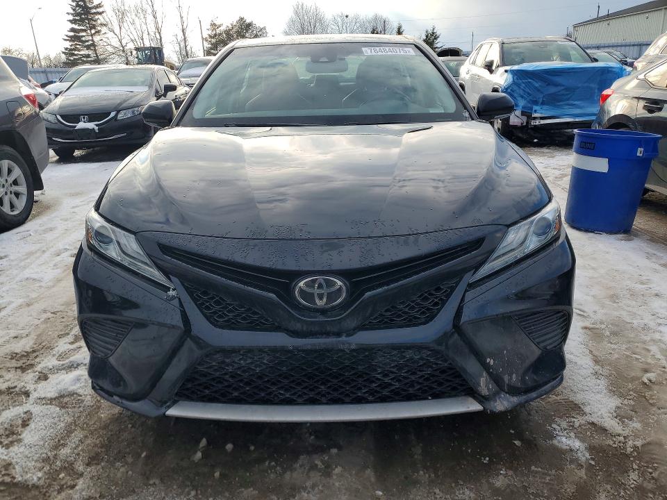 78484075 :رقم المزاد ، 4T1B61HK2JU117829 vin ، 2018 Toyota Camry مزاد بيع