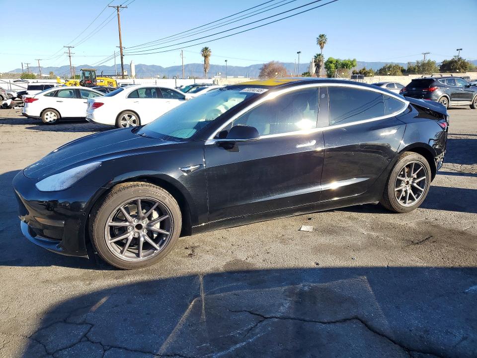 77234745 :رقم المزاد ، 5YJ3E1EAXJF166230 vin ، 2018 Tesla Model 3 مزاد بيع