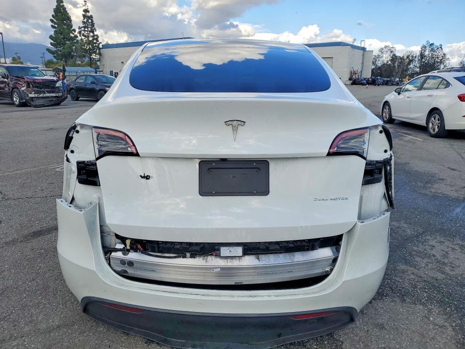 2024 Tesla Model Y მანქანა იყიდება აუქციონზე, vin: 7SAYGAEE2RF125057, აუქციონის ნომერი: 77789465