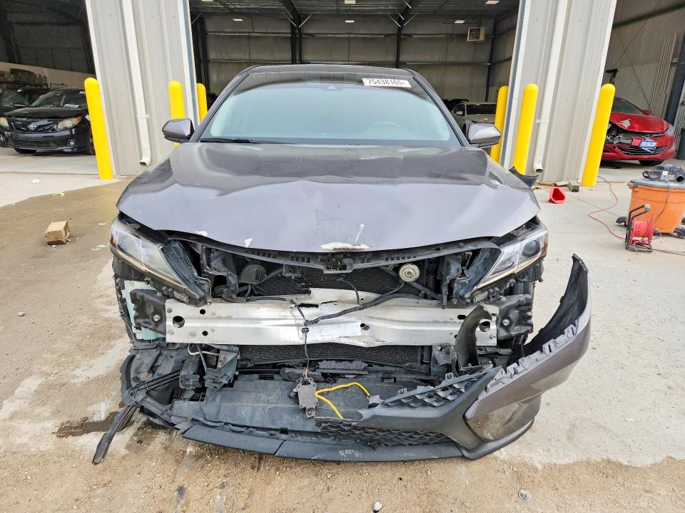 75438165 :رقم المزاد ، 4T1G11AK7LU918239 vin ، 2020 Toyota Camry مزاد بيع