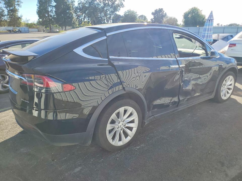 77247405 :رقم المزاد ، 5YJXCDE26LF263834 vin ، 2020 Tesla Model X مزاد بيع