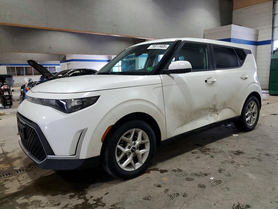 75913405 :رقم المزاد ، KNDJ23AU8P7856925 vin ، 2023 Kia Soul مزاد بيع