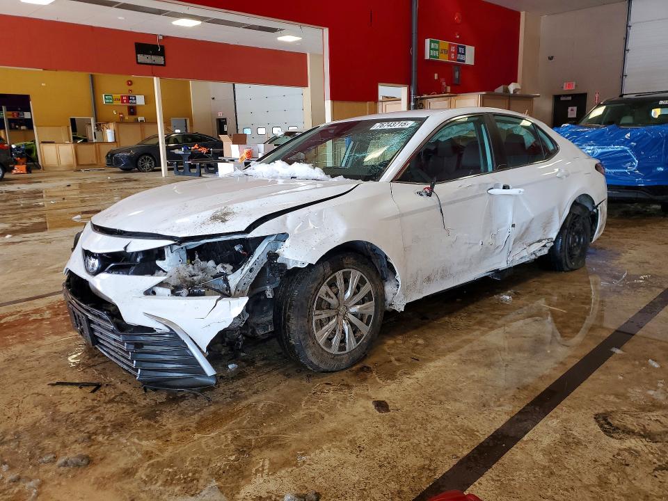 76743715 :رقم المزاد ، 4T1C31AK4NU575420 vin ، 2022 Toyota Camry Hybrid مزاد بيع