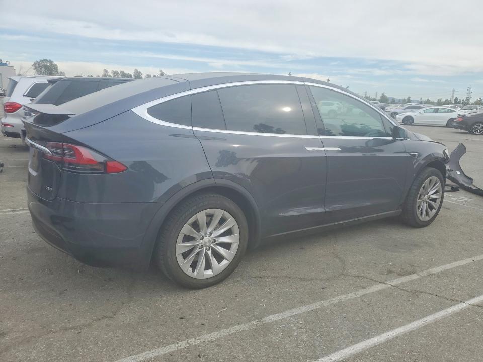 76589295 :رقم المزاد ، 5YJXCAE23JF121193 vin ، 2018 Tesla Model X مزاد بيع