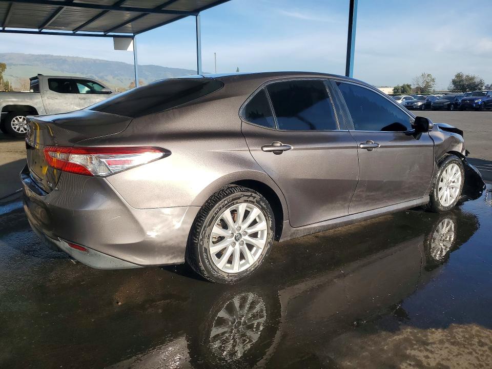 73635325 :رقم المزاد ، 4T1B11HK3JU037034 vin ، 2018 Toyota Camry مزاد بيع