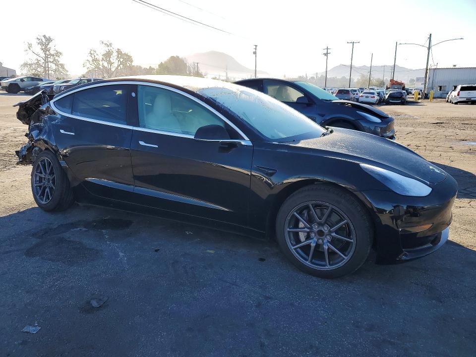 77234745 :رقم المزاد ، 5YJ3E1EAXJF166230 vin ، 2018 Tesla Model 3 مزاد بيع