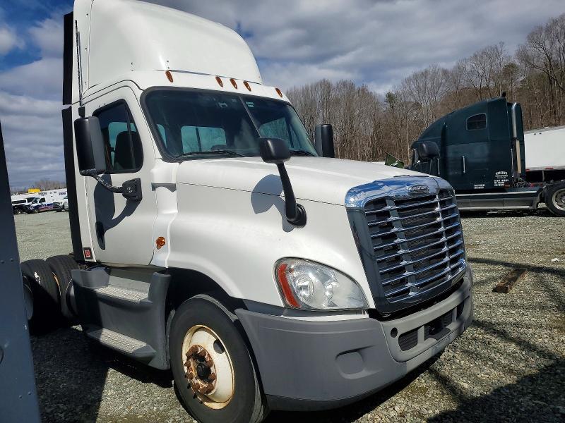 2015 Freightliner Cascadia მანქანა იყიდება აუქციონზე, vin: 1FUBGEDV8FLGH4743, აუქციონის ნომერი: 77423205