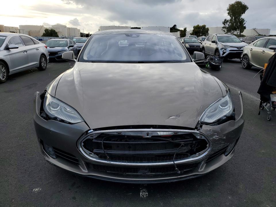 77673085 :رقم المزاد ، 5YJSA1S11FF100457 vin ، 2015 Tesla Model S مزاد بيع
