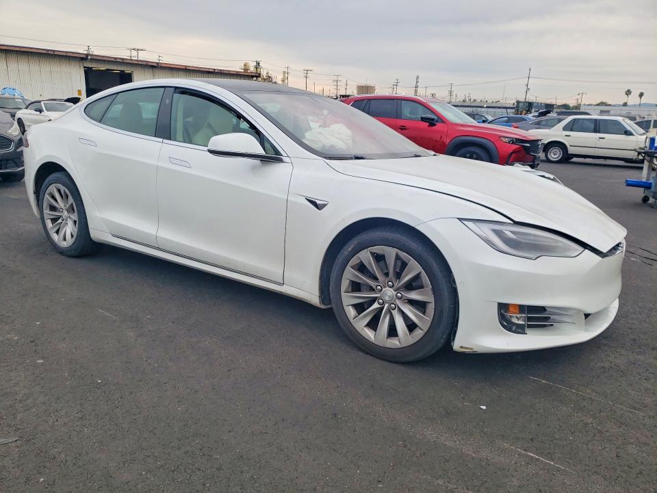 75313355 :رقم المزاد ، 5YJSA1E29JF260292 vin ، 2018 Tesla Model S مزاد بيع