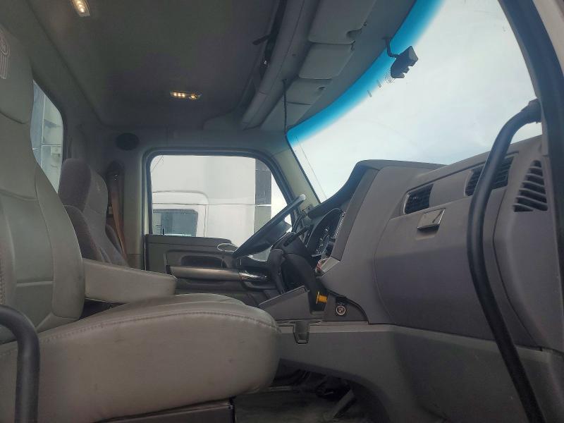 Продажа на аукционе авто 2016 Kenworth T680, vin: 1XKYA48X2GJ124840, номер лота: 77498025