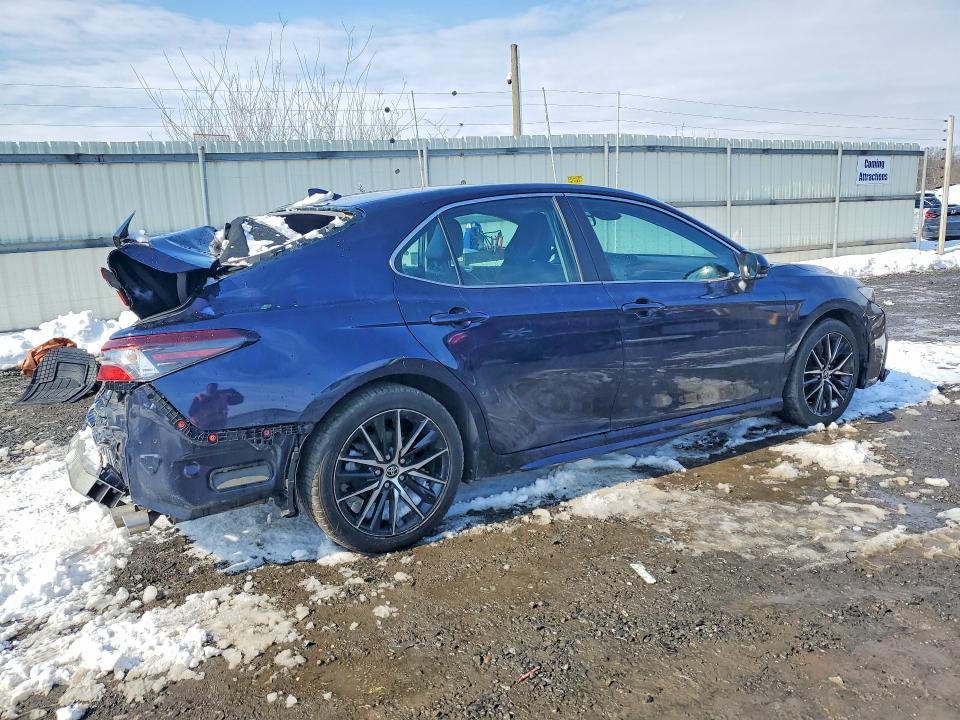 76705755 :رقم المزاد ، 4T1G11AK4NU709401 vin ، 2022 Toyota Camry مزاد بيع
