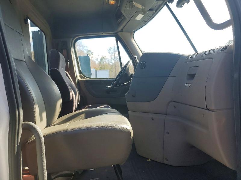 Продажа на аукционе авто 2015 Freightliner Cascadia, vin: 1FUBGEDV8FLGH4743, номер лота: 77423205