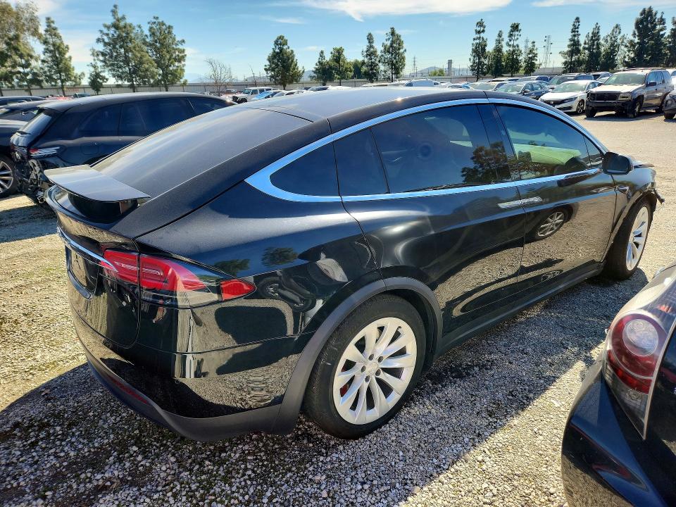 75759705 :رقم المزاد ، 5YJXCDE21JF120089 vin ، 2018 Tesla Model X مزاد بيع