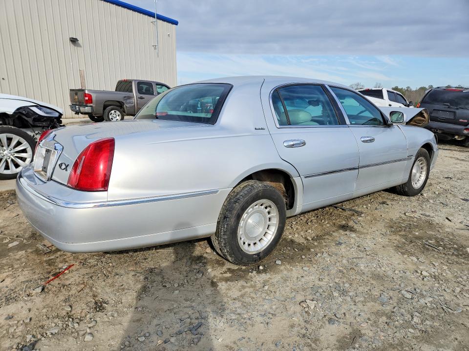 77379095 :رقم المزاد ، 1LNHM81W1YY900195 vin ، 2000 Lincoln Town Car مزاد بيع