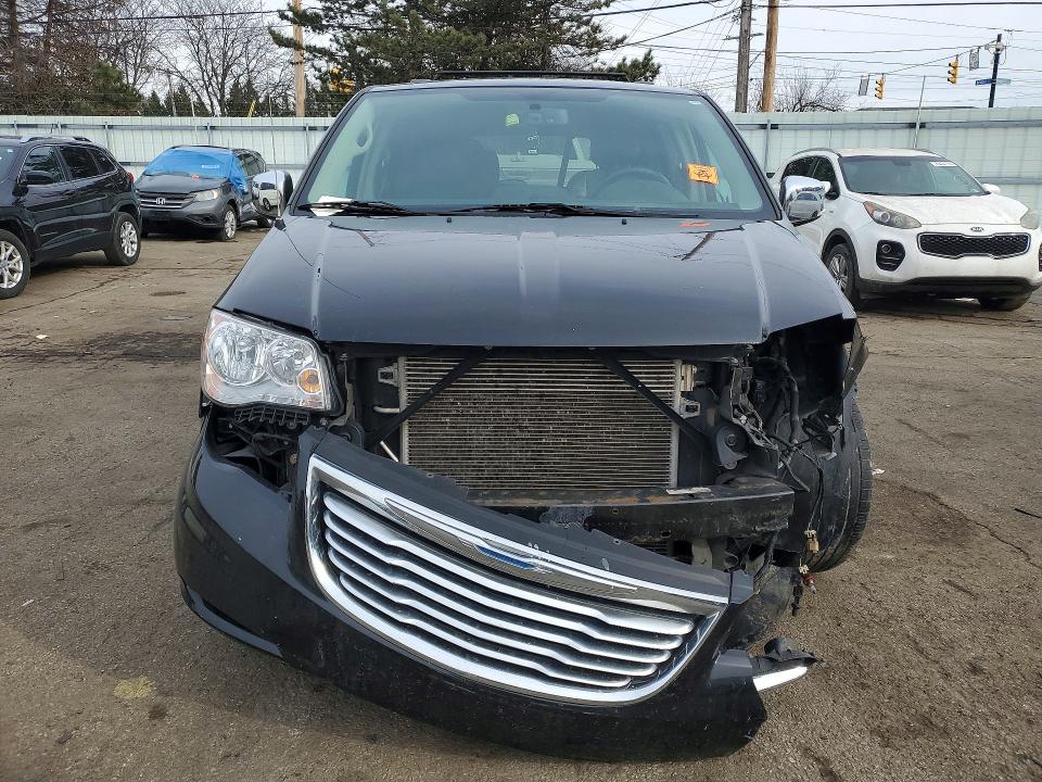 77076085 :رقم المزاد ، 2C4RC1CG2FR675456 vin ، 2015 Chrysler Town & Country مزاد بيع