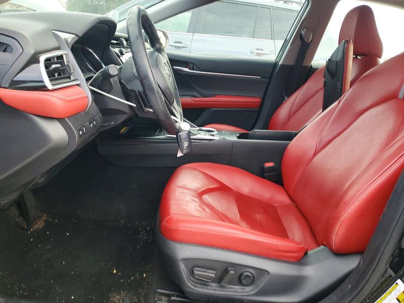 78484075 :رقم المزاد ، 4T1B61HK2JU117829 vin ، 2018 Toyota Camry مزاد بيع