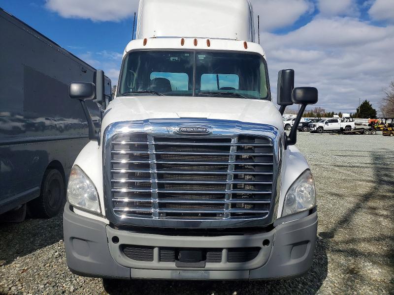 Продажа на аукционе авто 2015 Freightliner Cascadia, vin: 1FUBGEDV8FLGH4743, номер лота: 77423205