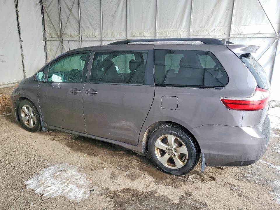 2018 Toyota Sienna Le მანქანა იყიდება აუქციონზე, vin: 5TDKZ3DC4JS937369, აუქციონის ნომერი: 76595475