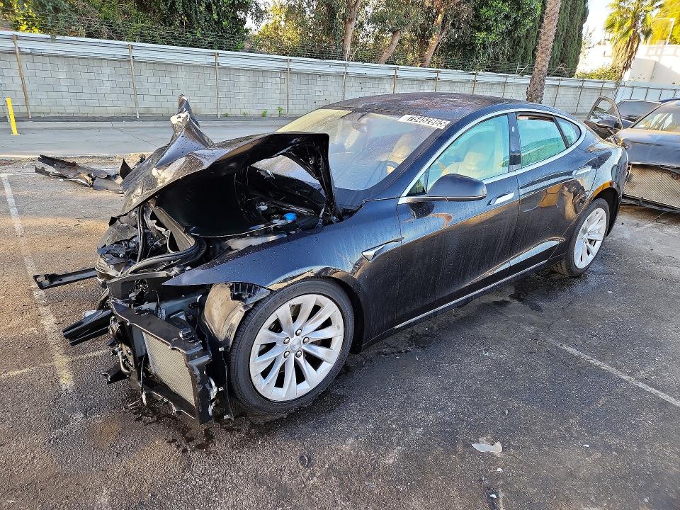 47138986 :رقم المزاد ، 5YJSA1E28HF198667 vin ، 2017 Tesla Model S مزاد بيع